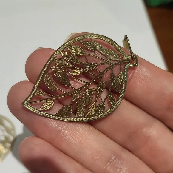 Shiny gold leaf shaped earrings - Picture 2 of 2